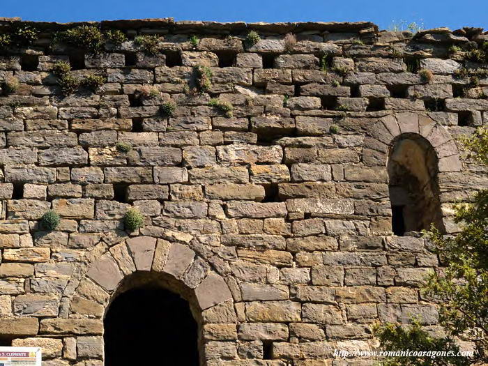 MURO SUR. PORTADA Y VENTANA DE LA NAVE